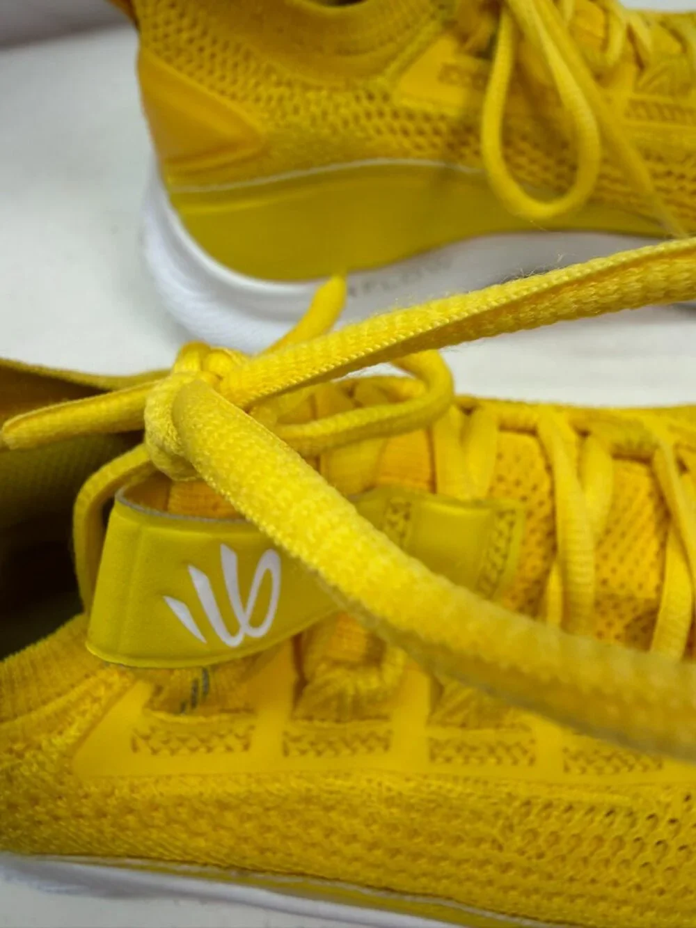 Under Armour Curry Flow Yellow Women’s 10 / Men’s 8.5 Running Shoes 3023085‑701